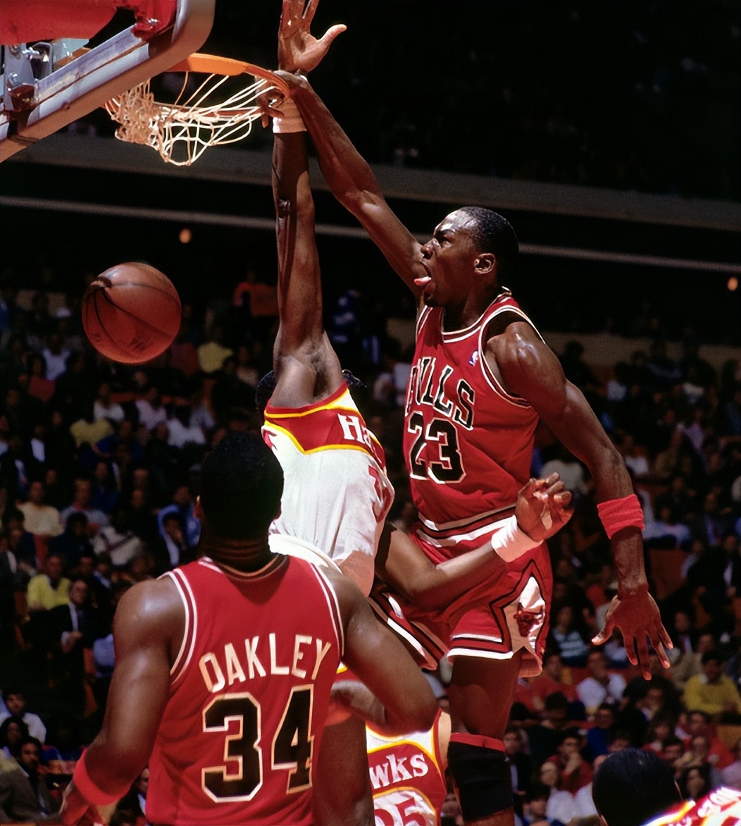 中欧体育官网阿斯顿维拉训练开放日，国际比赛日防线松动引欢呼，NBA季后赛在即，赛季目标并未改变的简单介绍